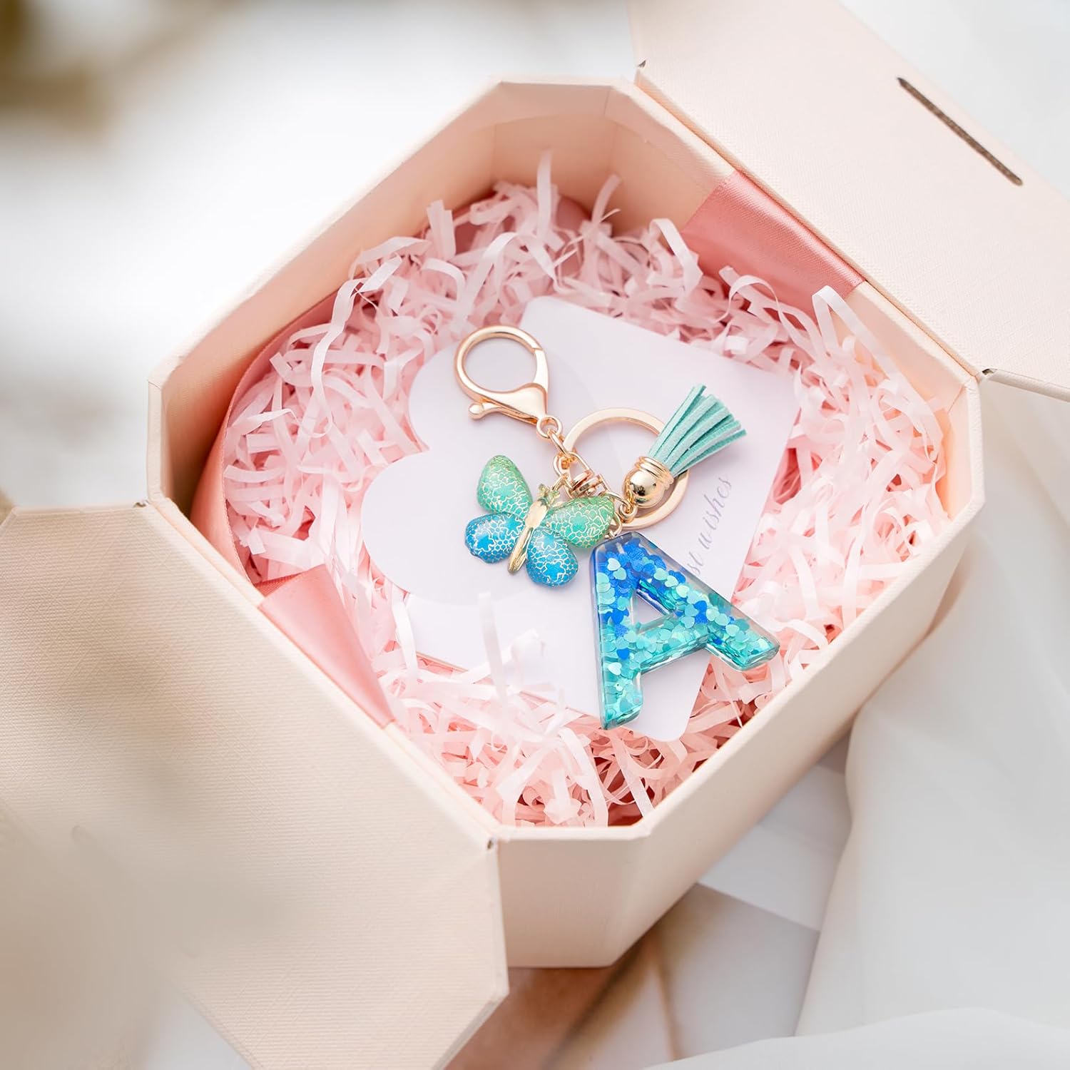 Detalle 2 de CHUQING Schlüsselanhänger Buchstabe Mädchen – Individueller Letter Keychain mit Schmetterling und Quaste