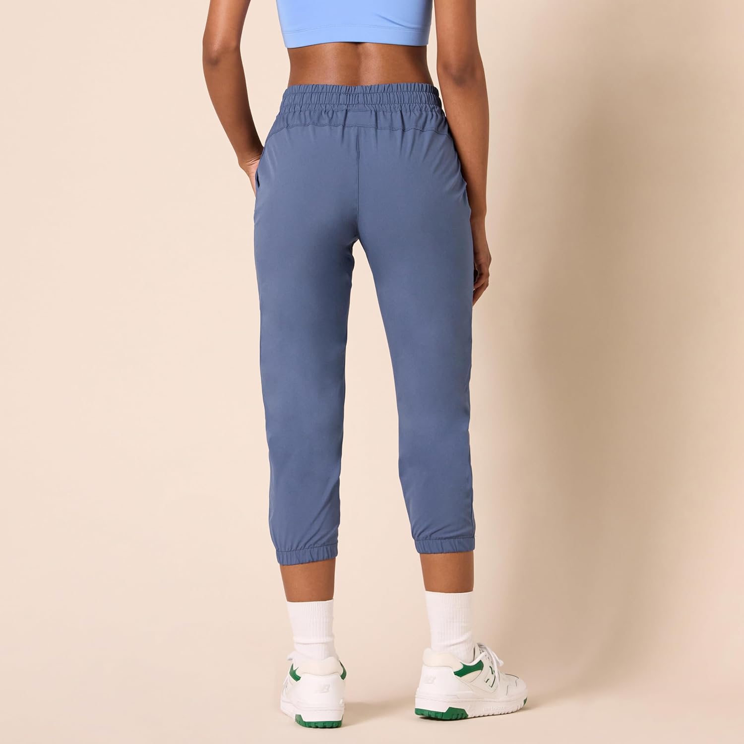 Detalle de Amazon Essentials Damen Funktions-Stretch-Crop-Jogginghose – Gewebt, 60 cm Beininnenlänge, Für Sport und Freizeit