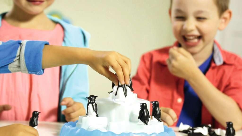 Thumbnail 6 de Ravensburger 21325 Plitsch Splash Penguin behendigheidsspel met ledlamp