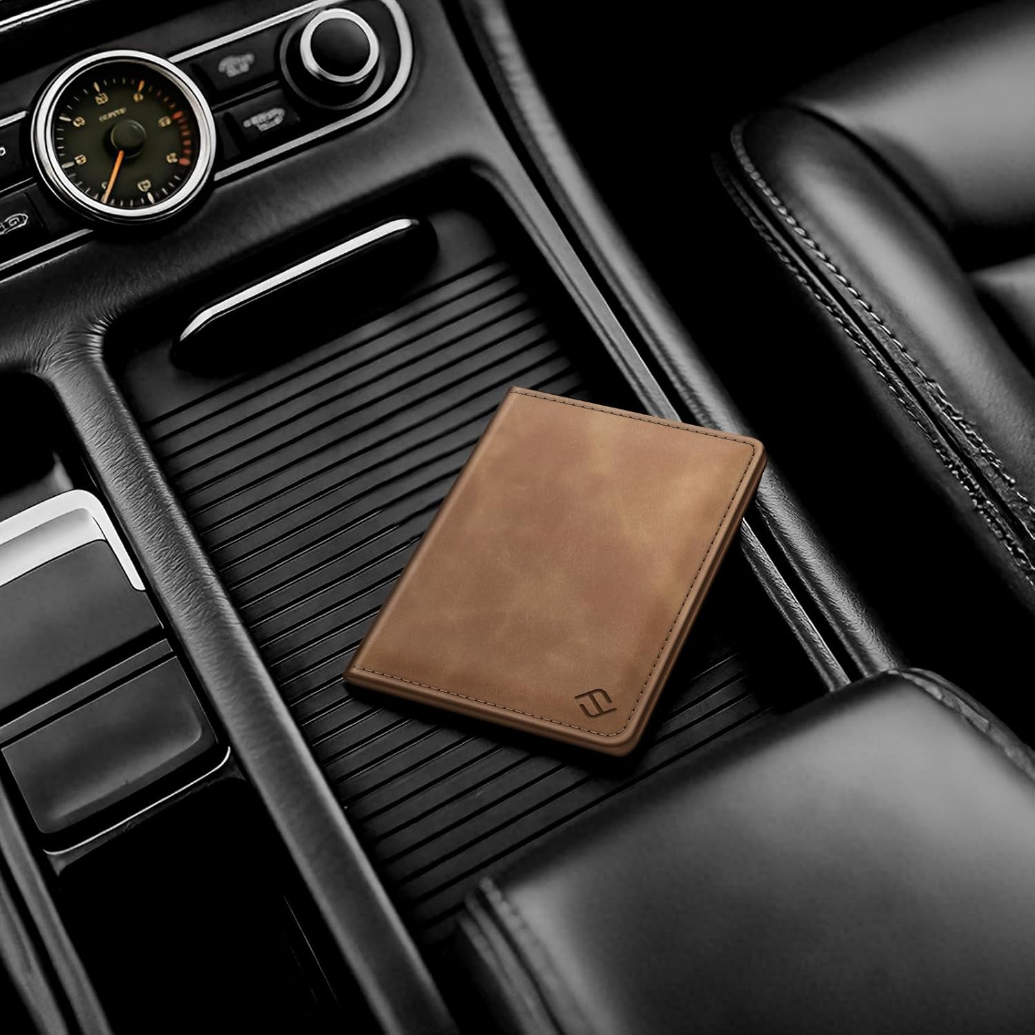 Detalle de FINTIE KFZ Fahrzeugschein Hülle & Versicherungshalter mit Magnetverschluss – Organizer fürs Handschuhfach, Braun