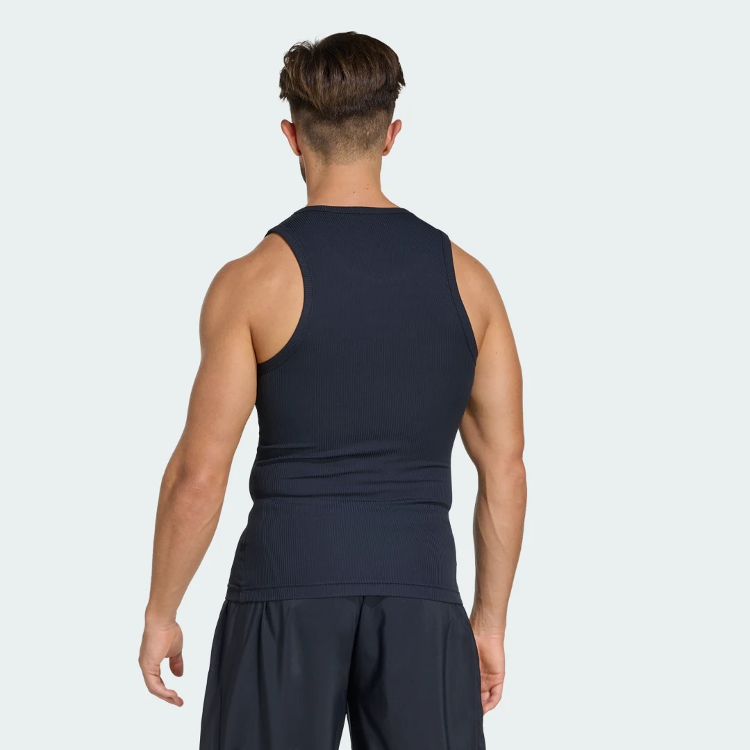 Detalle de adidas PrimeLift Essentials, camiseta de entrenamiento sin mangas de canalé negra