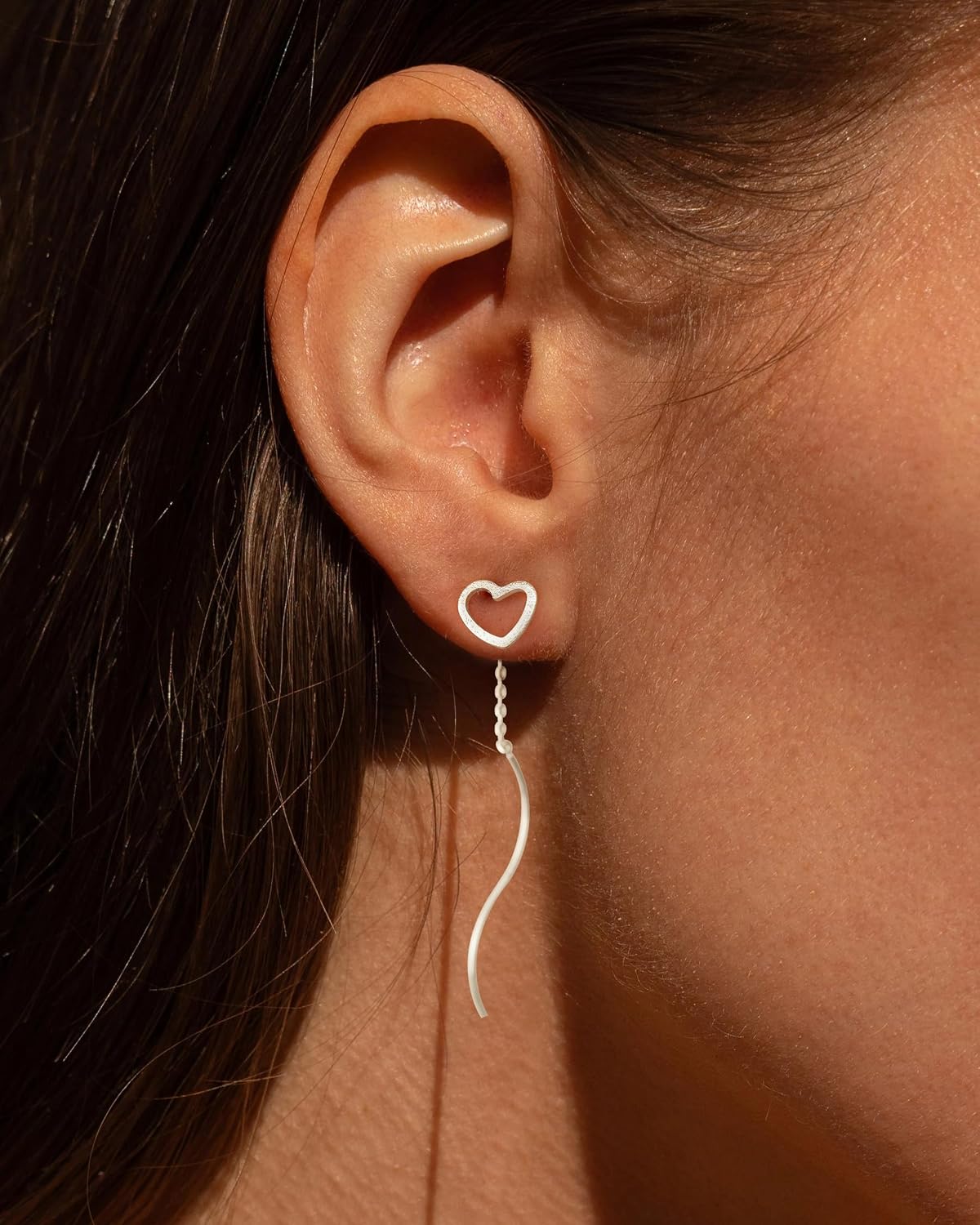 Thumbnail 6 de HANLI Gold Heart Earrings for Women – Hypoallergenic 14K Gold Plated / Silver Love Heart Long Chain Threader