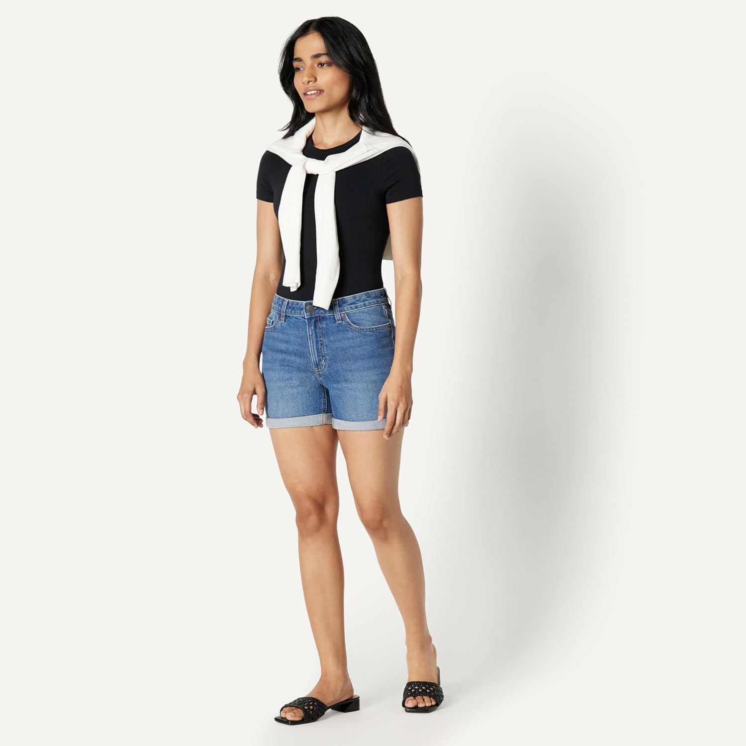 Detalle de Amazon Essentials women’s slim-fit mid-rise 4" denim short (10.2cm) with rolled hem