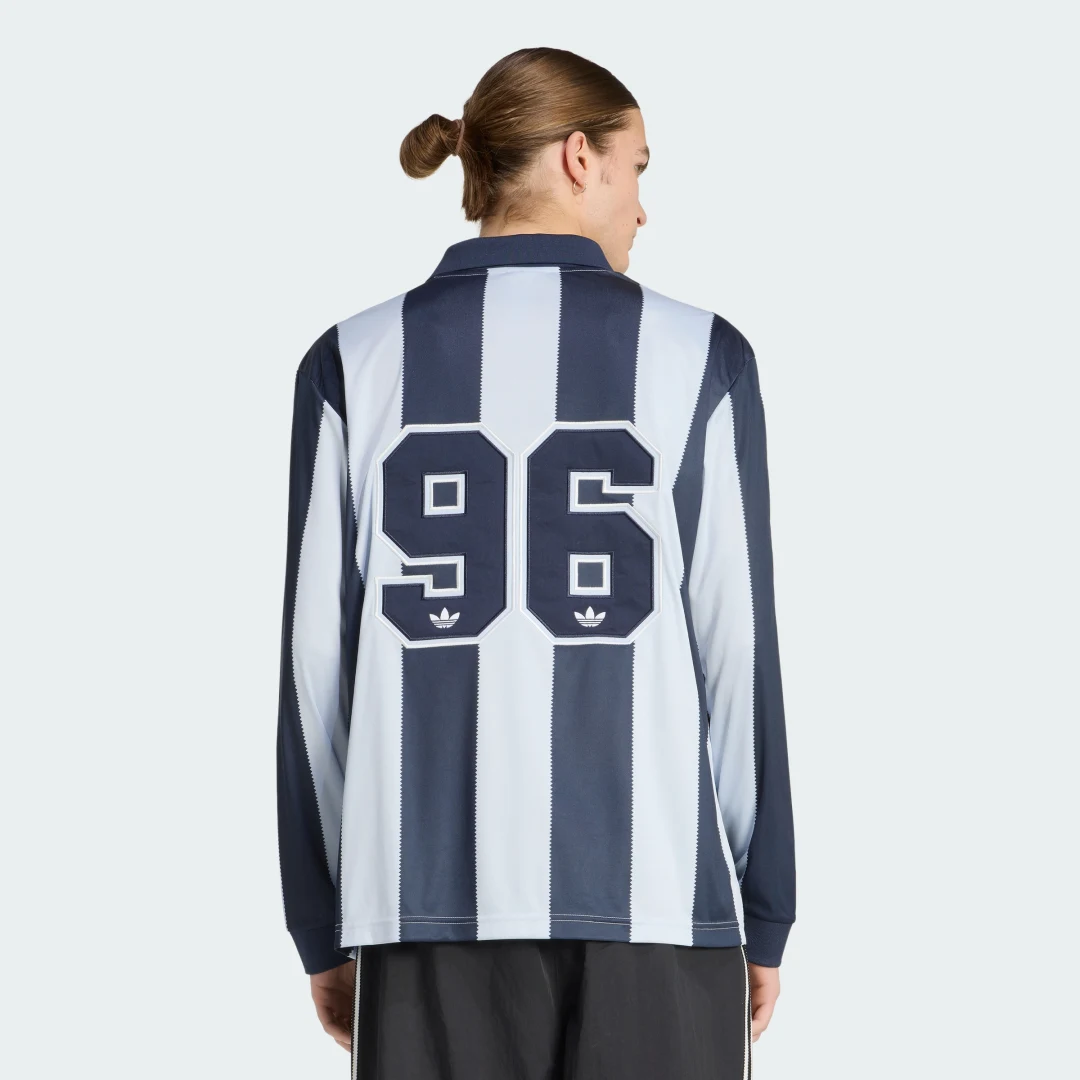 Detalle 2 de Camiseta Britcore Adidas en Azul – uso diario con sello de la casa