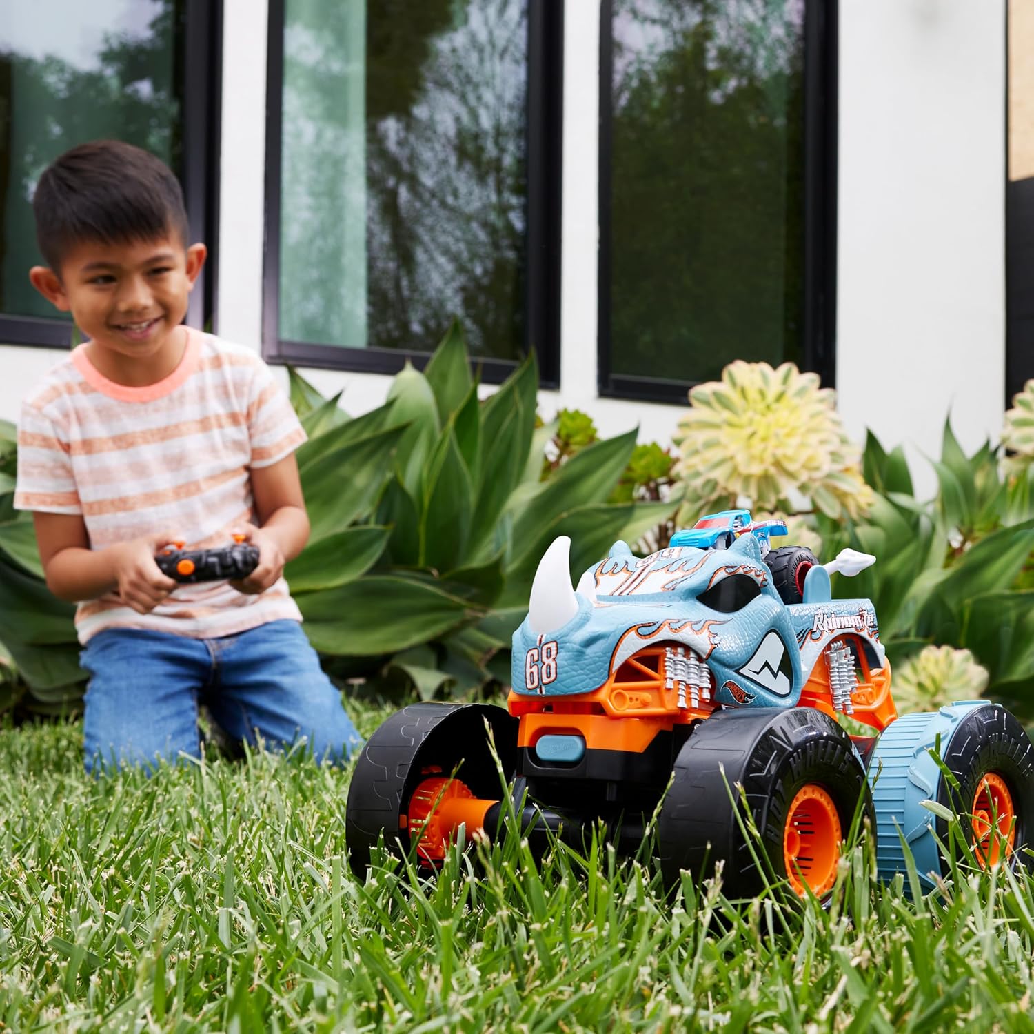 Detalle de Hot Wheels Monster Trucks: Rhinomite 1:12 Umbau zum 1:64 Starter mit Race Ace – HPK27