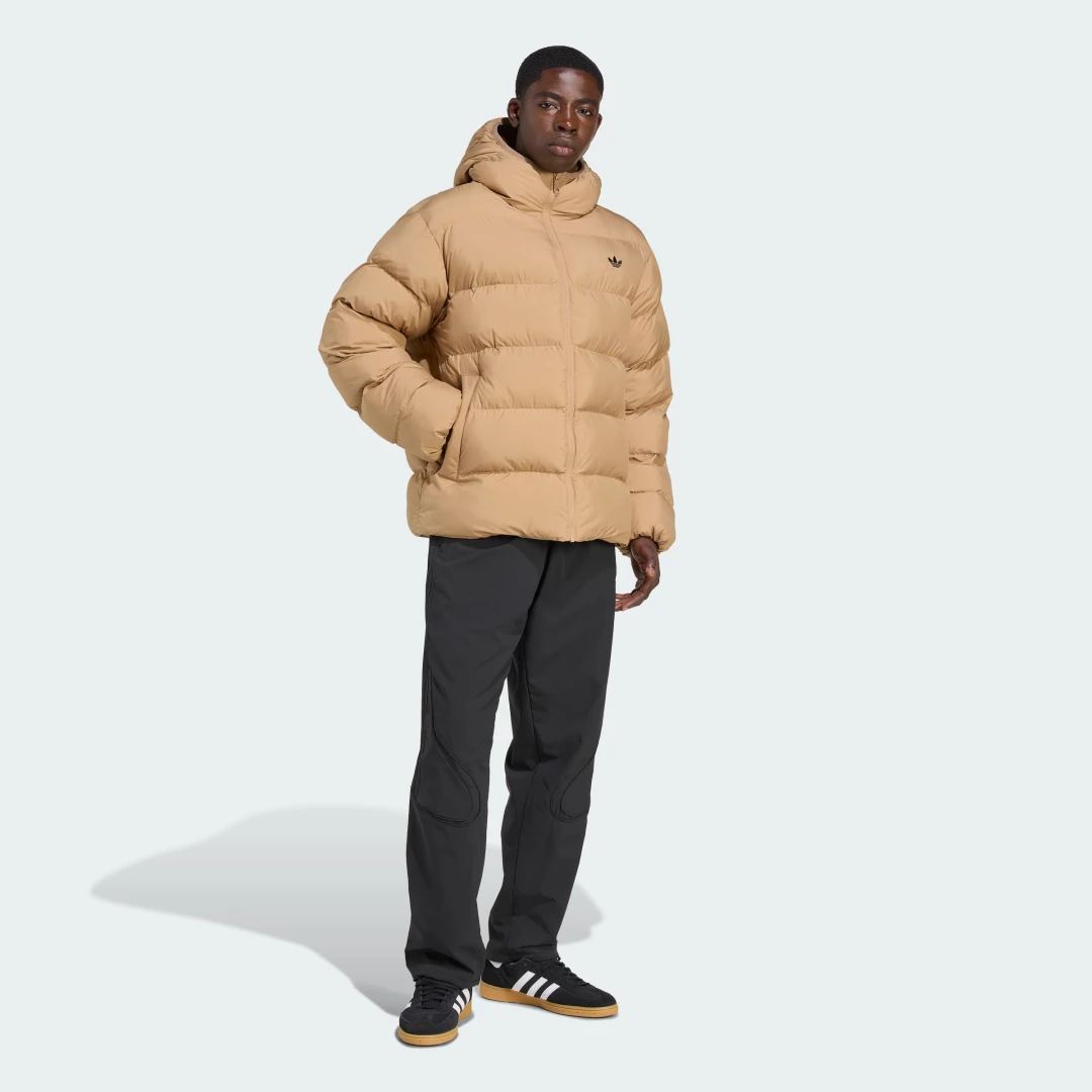 Detalle de Chaqueta con capucha Tonal Puffer de Adidas – marrón