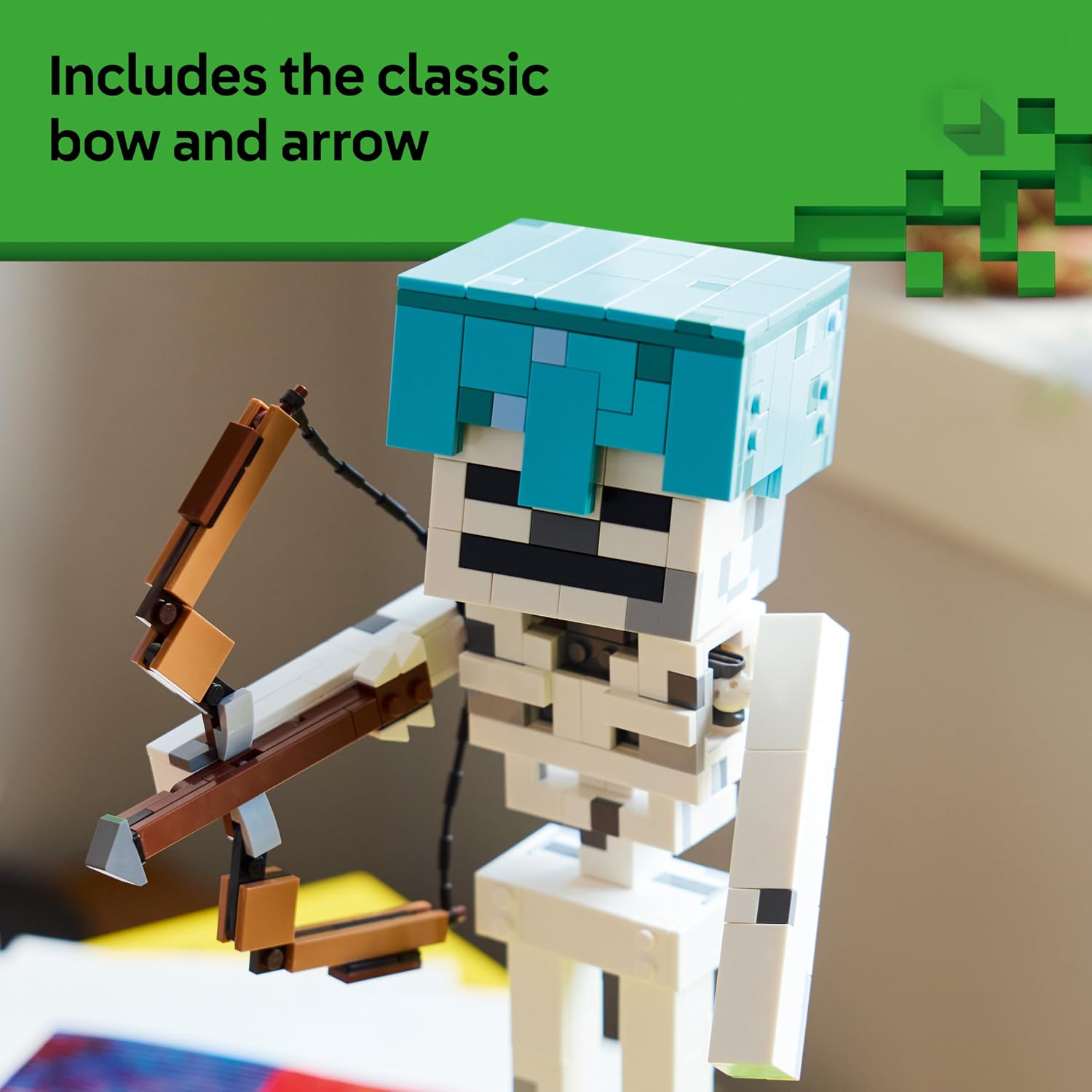 Detalle de LEGO Minecraft The Skeleton Toy – Figure with Diamond Helmet, Bow & Arrow and Grass Base (21594)