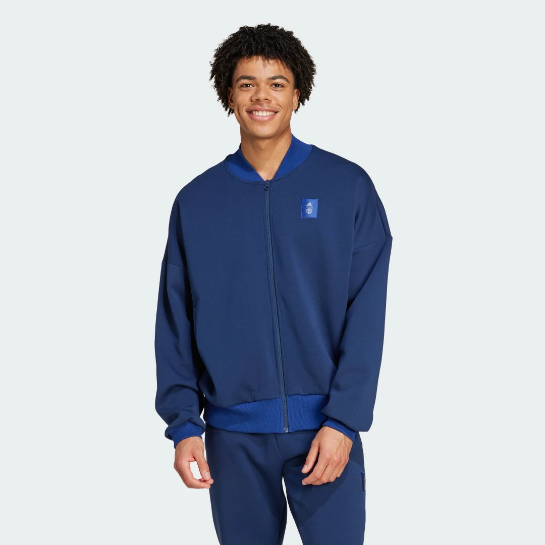 Detalle de Chaqueta Manchester United Seasonal de Adidas: función, estilo y cuándo conviene