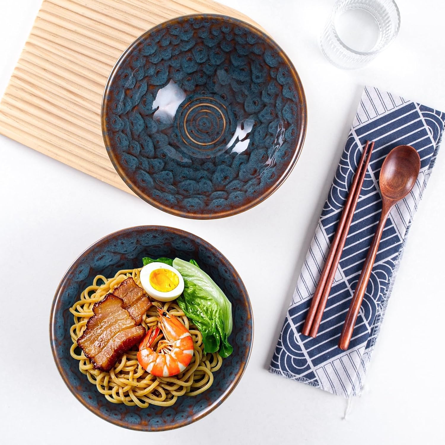 Detalle 2 de Auanlay LMW01 – ceramiczne miski do ramenu 1200 ml, 2 szt., pawia glazura
