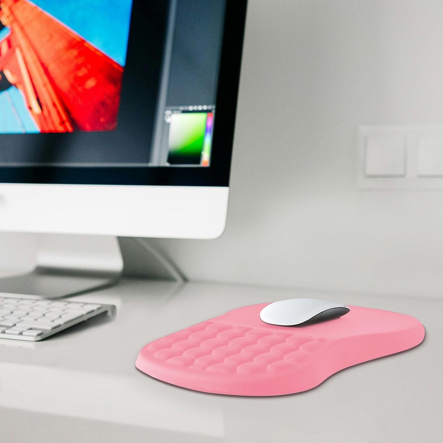 Detalle 2 de EooCoo Mouse Mat Wrist Support – Large Pink Gaming Mouse Pad with Ergonomic Massage Bumps