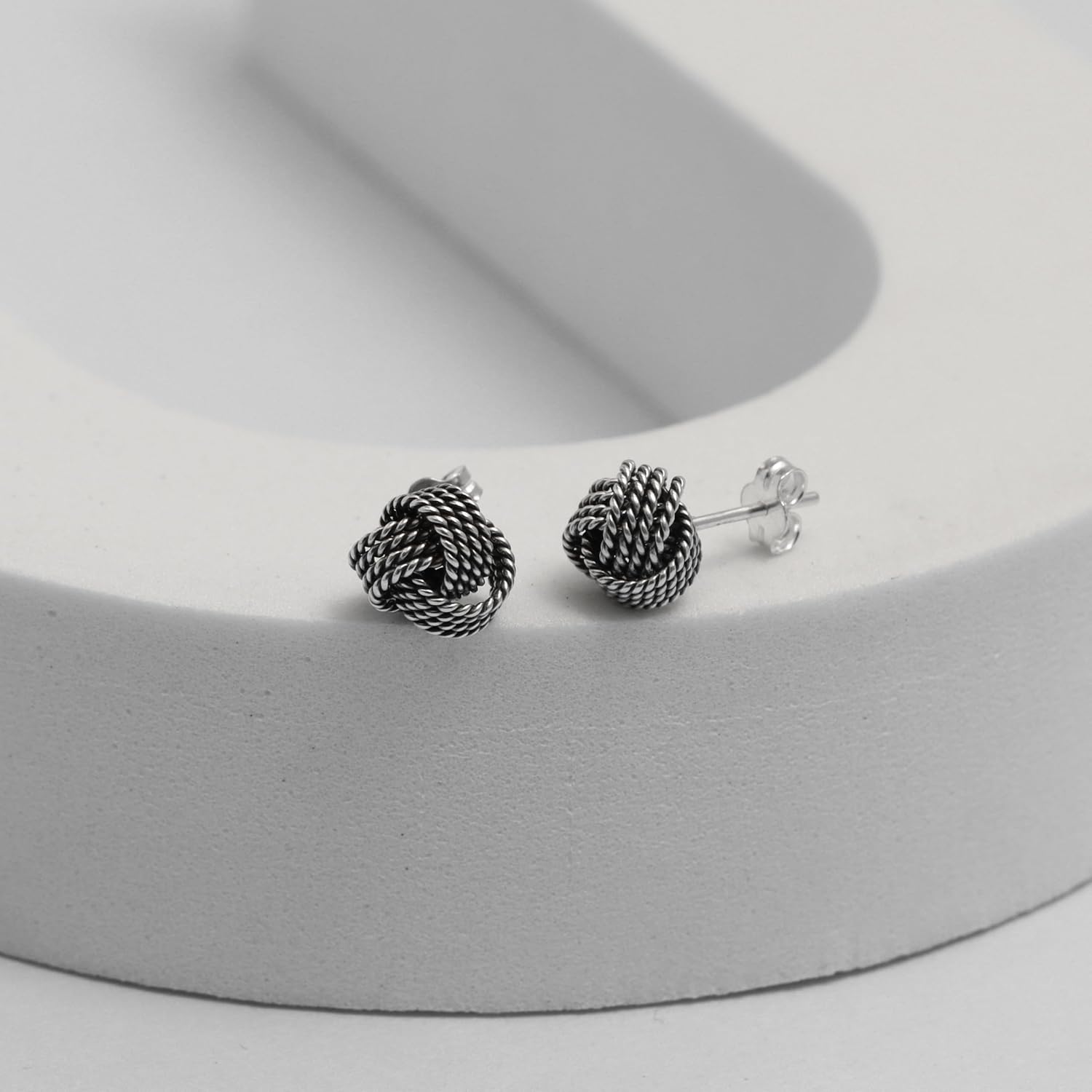 Detalle 2 de LeCalla 925 Sterling Silber Love-Knoten Ohrring – zarter, leicht verdrehter Liebesknoten