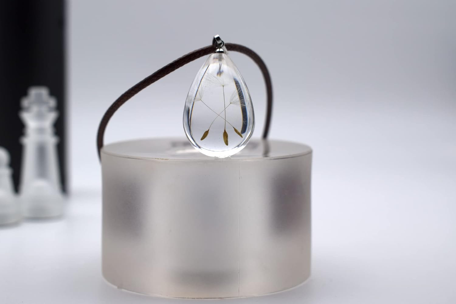 Thumbnail 5 de Leomarch Damen Lederhalsband Kette mit Anhänger – Pusteblume in Transparent Epoxidharz