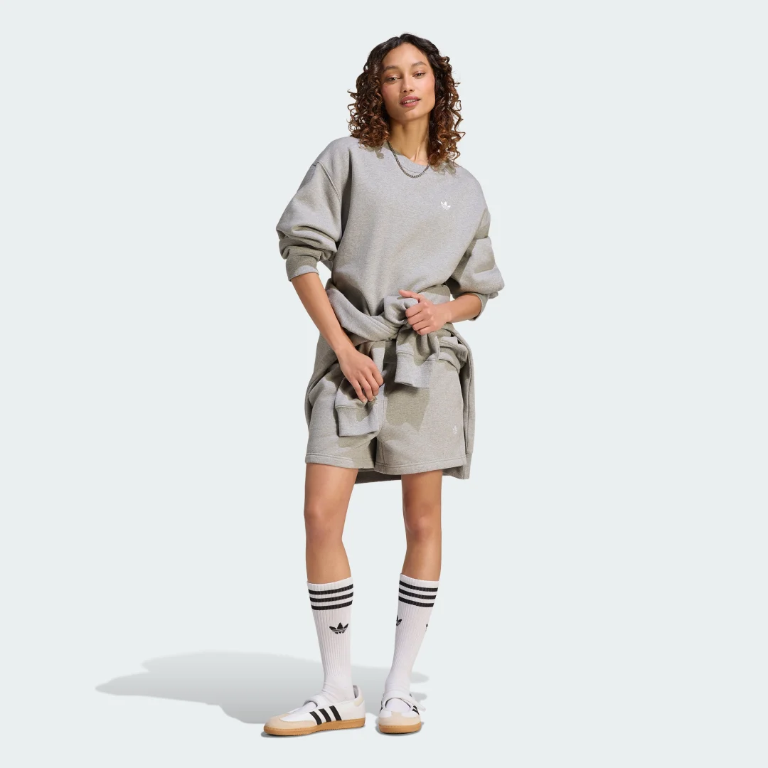 Detalle de Sudadera ESSENTIALS CREW LONG FLEECE OS de Adidas – Gris