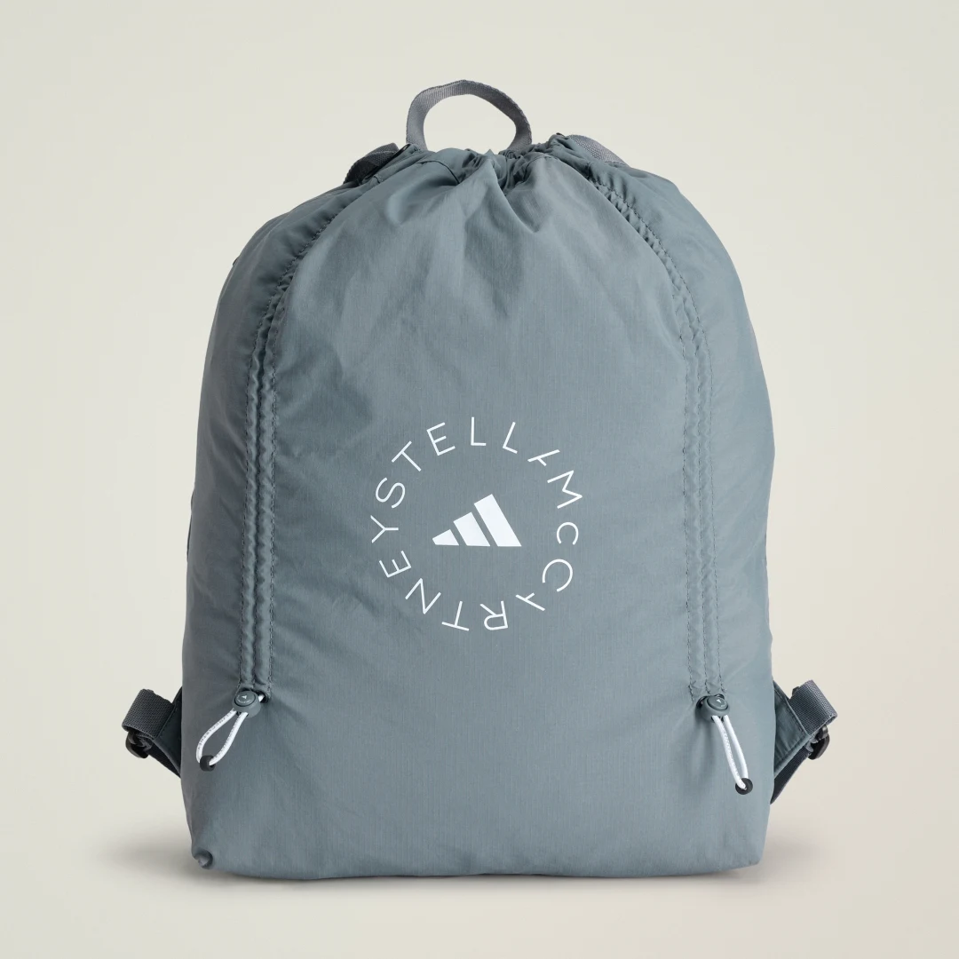 Detalle de Mochila saco adidas by Stella McCartney (negro) – estilo urbano y sostenibilidad