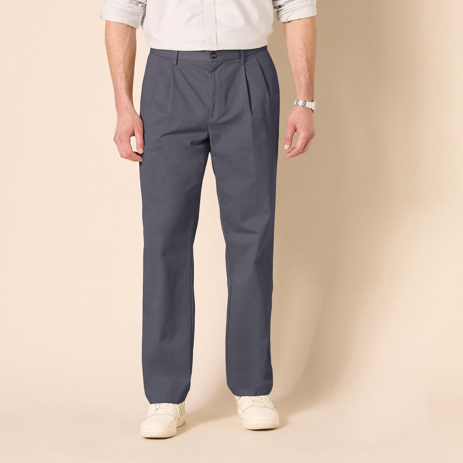 Thumbnail 5 de Amazon Essentials Men’s Classic-Fit Wrinkle-Resistant Pleated Chino Trousers (Big & Tall)