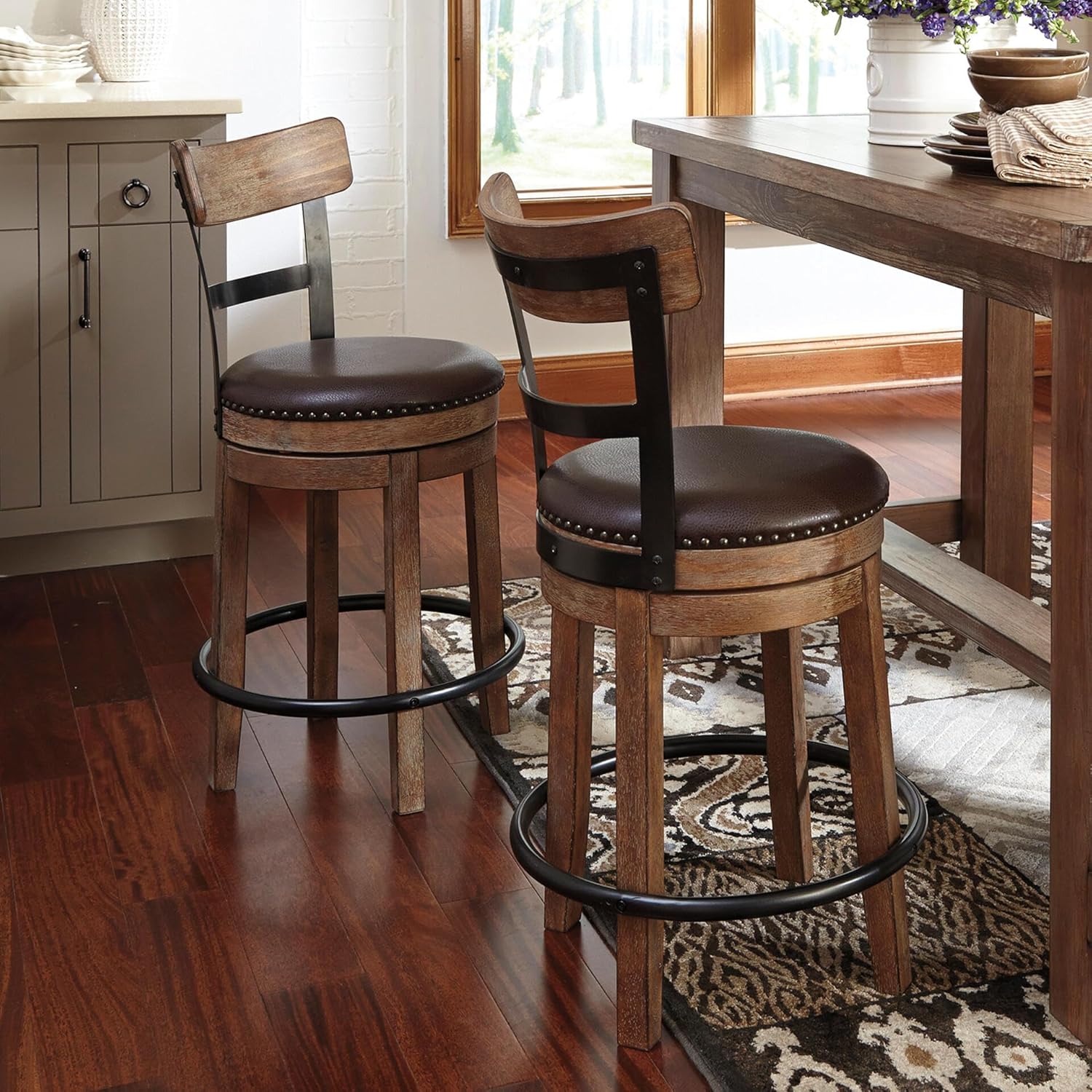 Detalle de Signature Design by Ashley Pinnadel Bar Stool: Counter-Height Swivel with Faux Leather Seat
