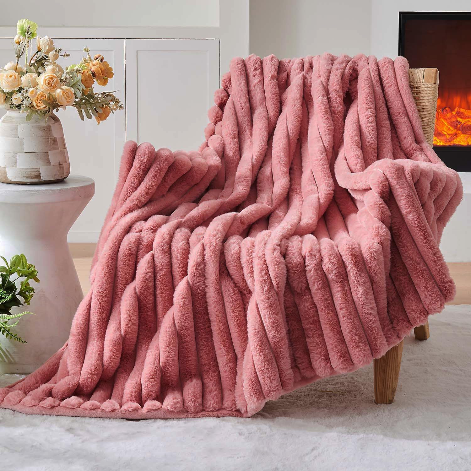 Detalle 2 de Lotus Karen King-Size Faux Rabbit Fur Blanket, Pink Stripe, Reversible Texture
