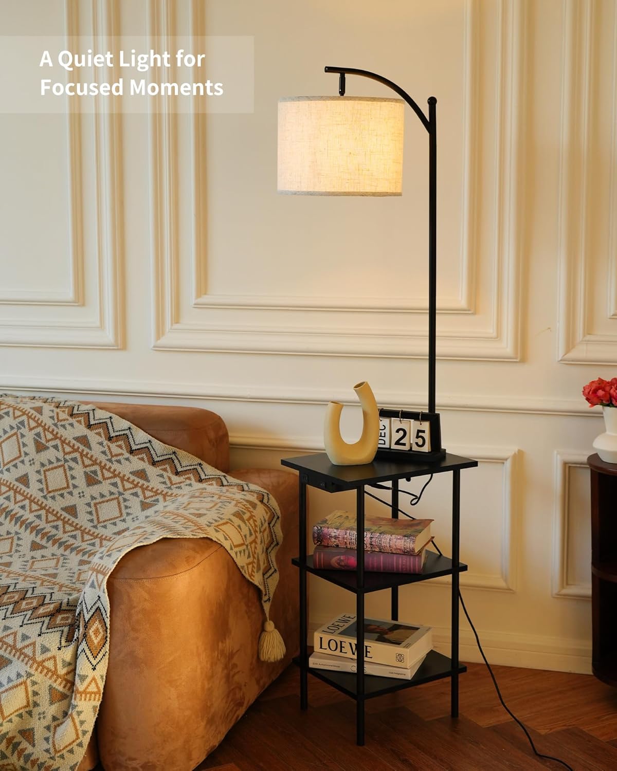 Detalle de LuminexDesigns Vintage Stehlampe mit Regal – Holz, USB/Type-C, 3 Ebenen, E27, Schwarz