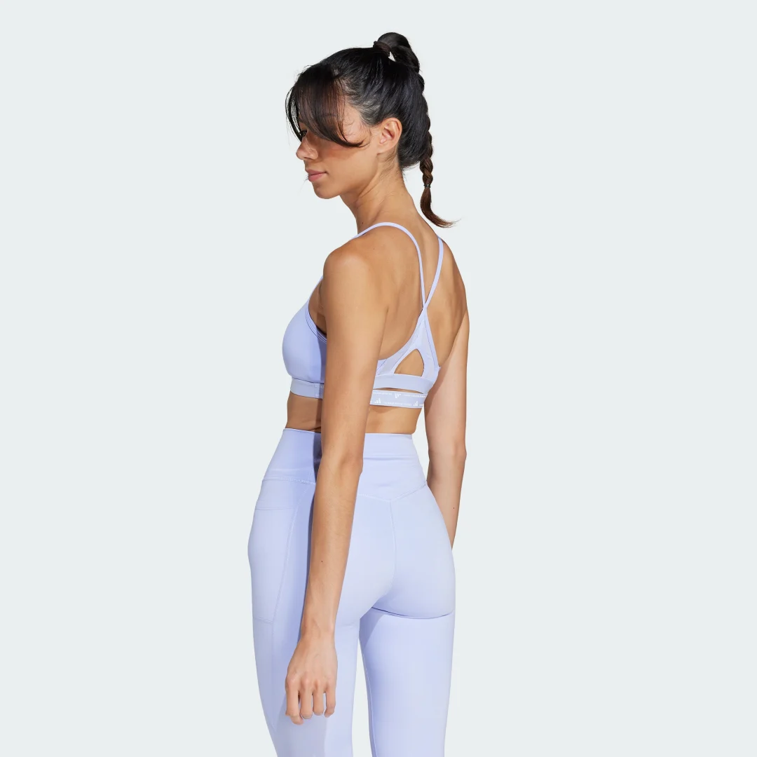 Detalle 2 de Sujetador Aeroreact Training 3 bandas de Adidas – soporte cómodo para entrenamientos en violeta