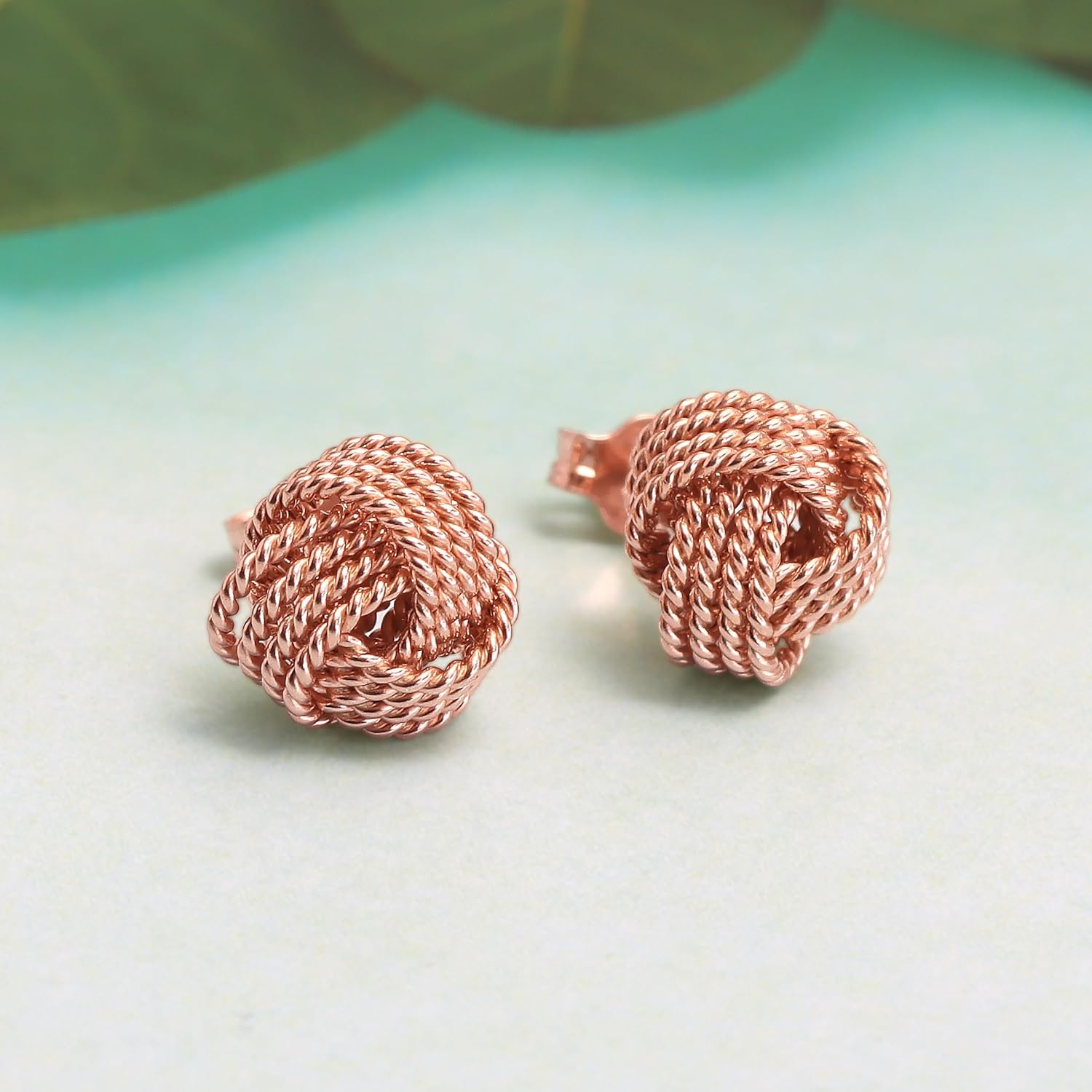 Detalle de LeCalla Love-Knoten Ohrringe aus 925 Sterling Silber – zarte, leicht verdrehte Knotenform