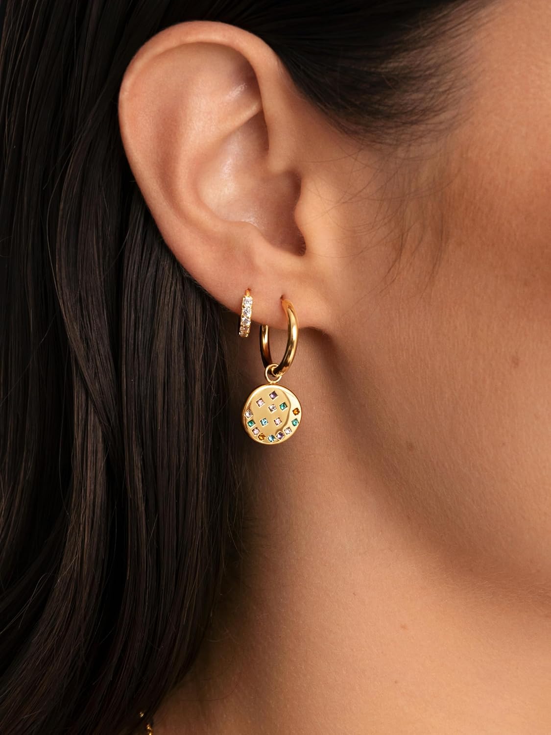 Detalle 2 de SINGULARU Orecchini Cerchio Bling in Acciaio Inossidabile con Placcatura Oro 18 kt