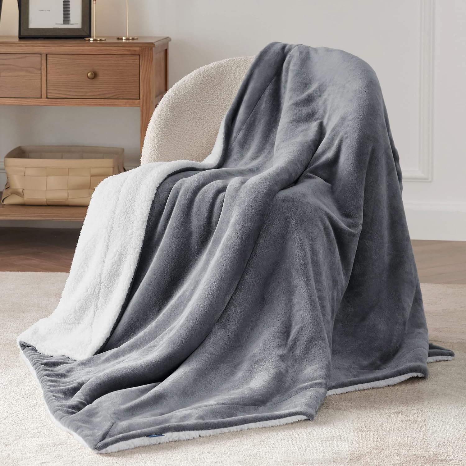 Detalle de Bedsure Sherpa Blanket-Solid Reversible Twin Blanket, Grey, 60 x 80 Inch