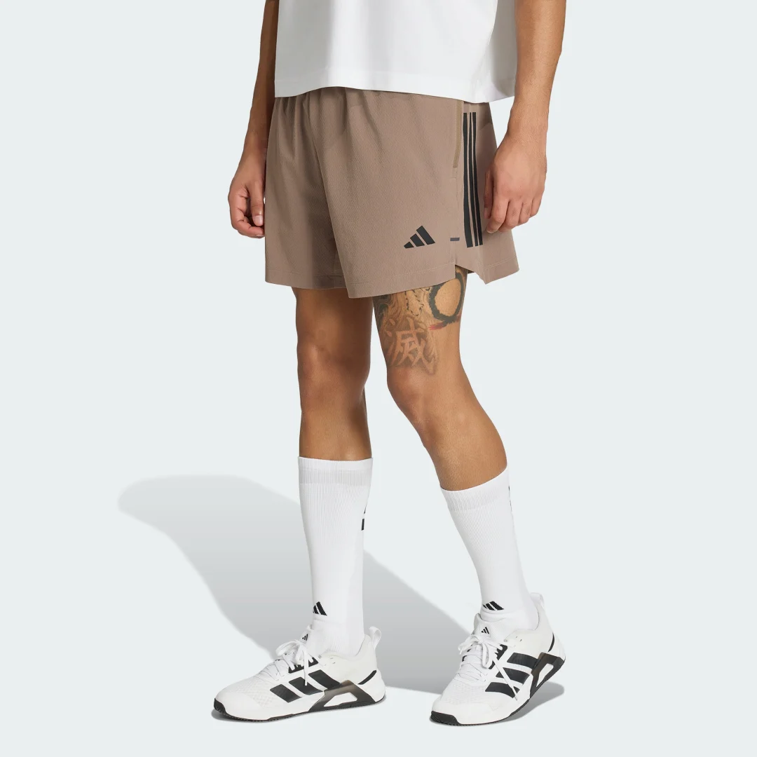 Detalle de Pantalón corto D4T PrimeLift 3 Stripes de Adidas – Beige