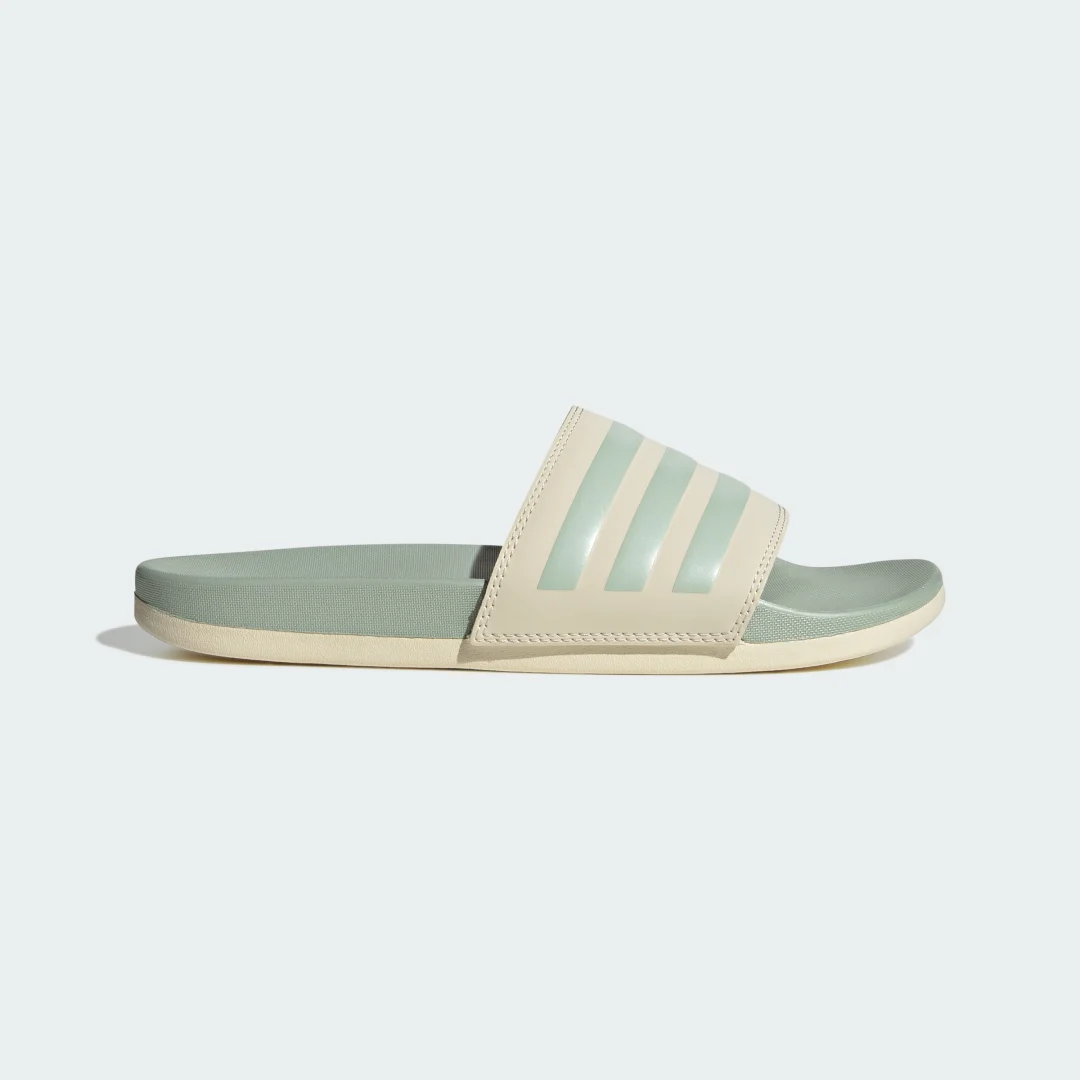 Detalle de Adilette Comfort de Adidas — Chancla blanca para uso diario y playa