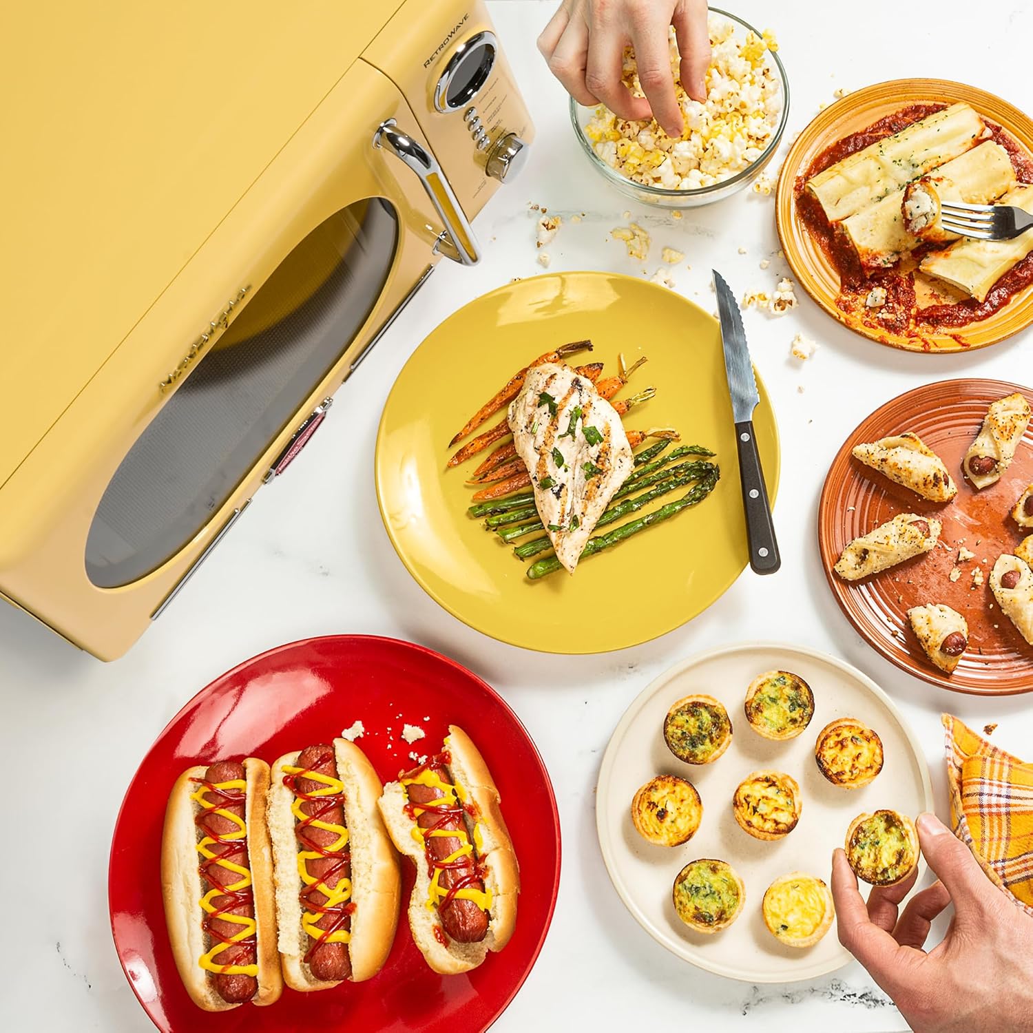 Detalle de Nostalgia Retro Compact Countertop Microwave Oven (0.7 Cu. Ft, 700W) in Yellow