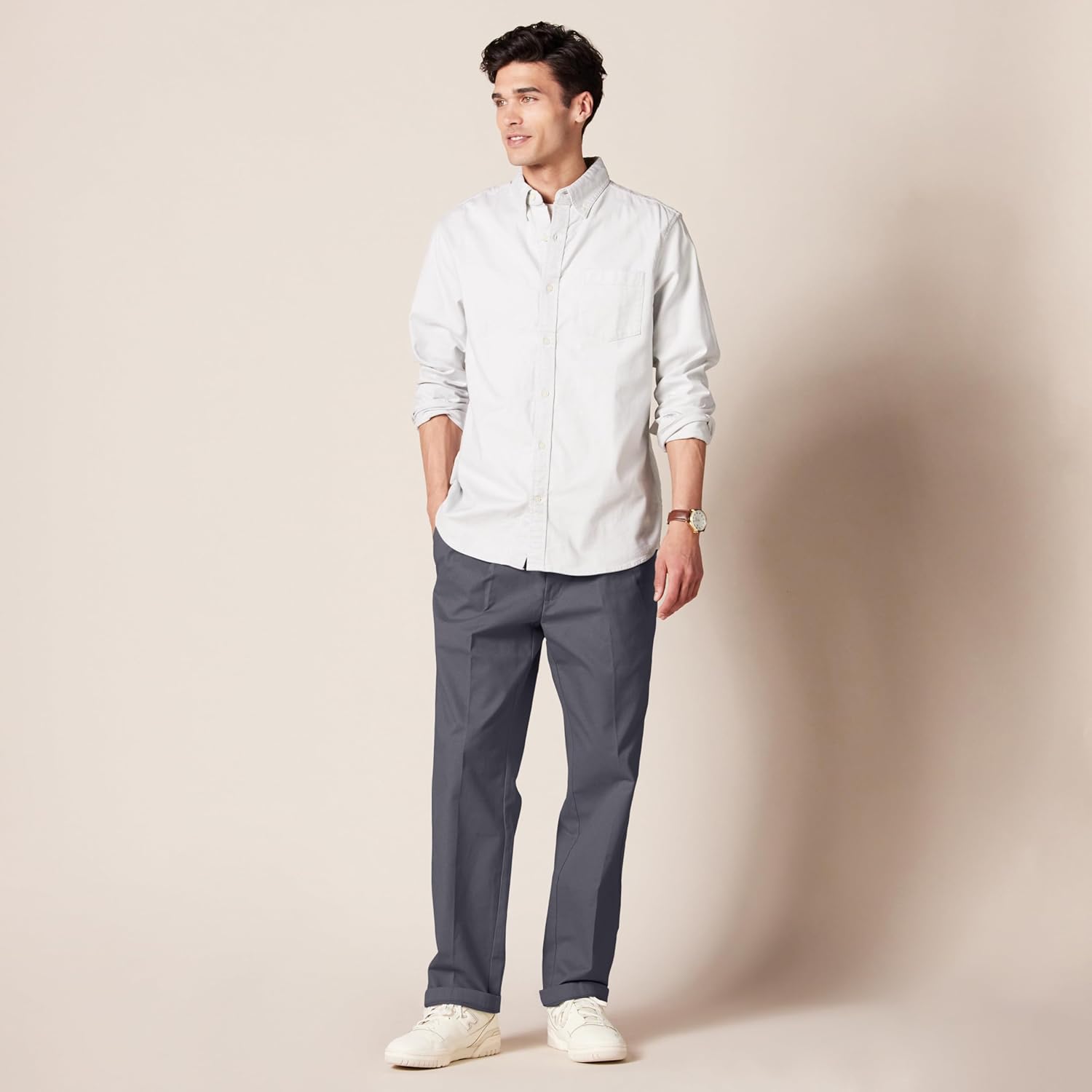 Thumbnail 4 de Amazon Essentials Men’s Classic-Fit Wrinkle-Resistant Pleated Chino Trousers (Big & Tall)