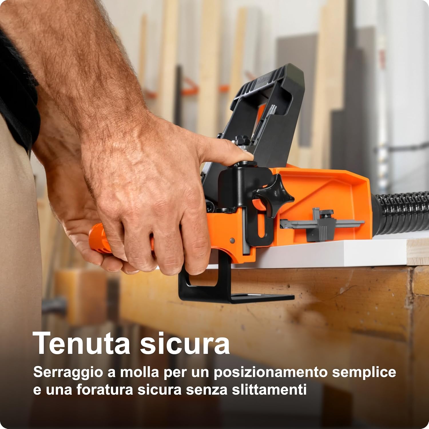 Detalle de Blum ECODRILL per foratura verticale: guida per cerniere e messa in sede in un batter d’occhio