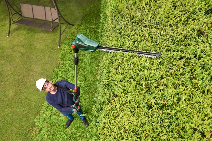 Detalle de Bosch UniversalHedgePole 18 (ohne Akku) – kabellose Hebe-/heckenschere mit Teleskopstiel