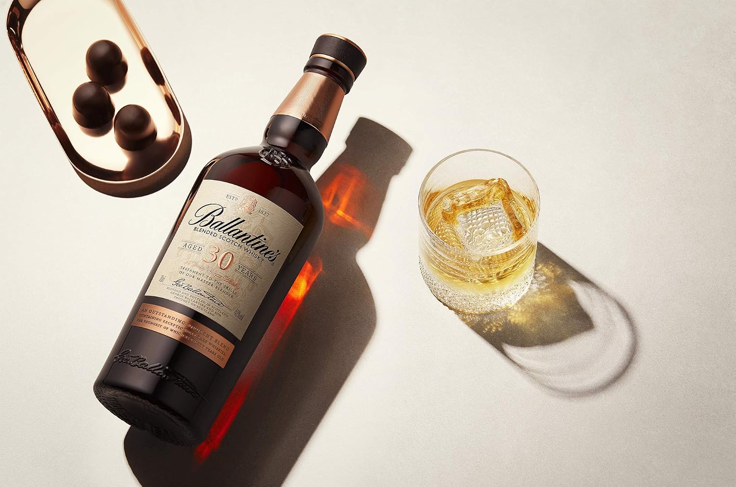 Detalle 2 de Ballantine's 30 Años Whisky Escocés Premium 700 ml 🥃
