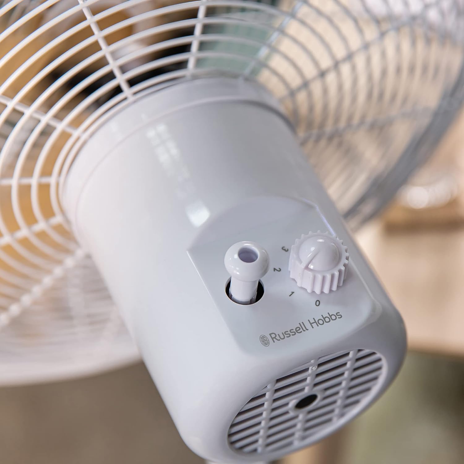 Thumbnail 4 de Russell Hobbs RHMPF1601WDW 16" Scandi Electric Pedestal Fan (White & Wood Effect)