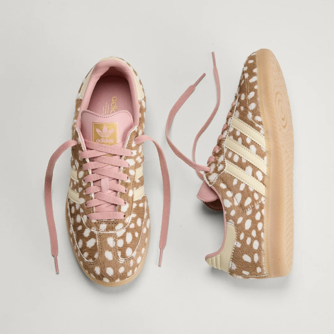 Detalle de Zapatilla Samba OG de Adidas: estilo clásico en marrón para uso diario