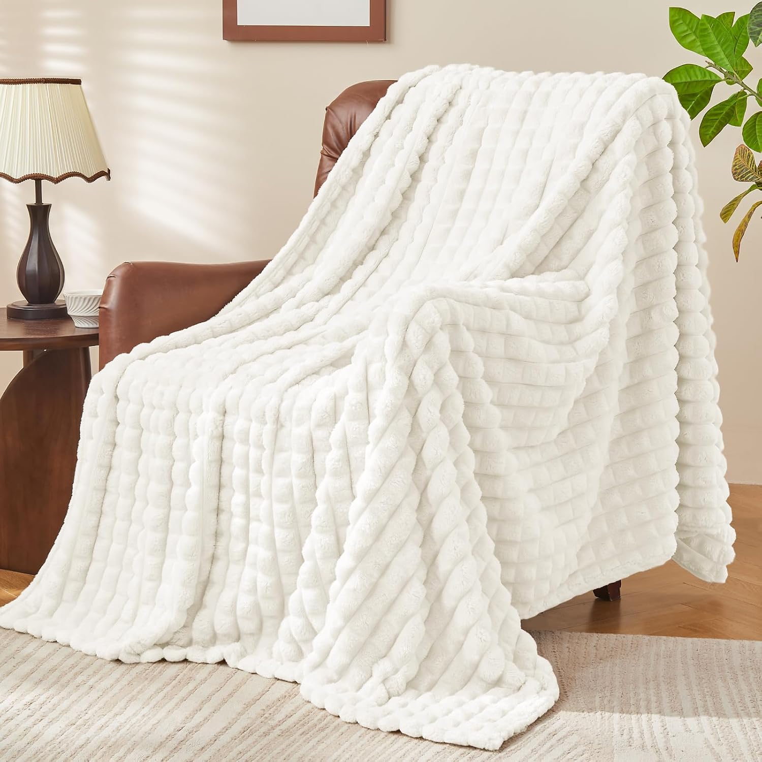 Detalle 2 de BEDELITE Kuscheldecke Flauschig Karo – weiche Flanell-Decke in Cremeweiß, 220x240