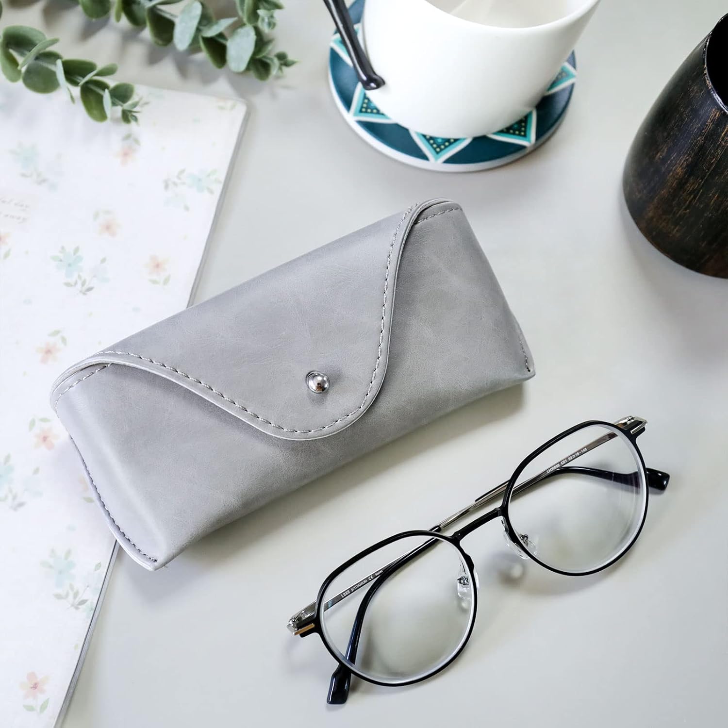 Detalle 1 de LogHog leather sunglasses case 16 x 7 cm