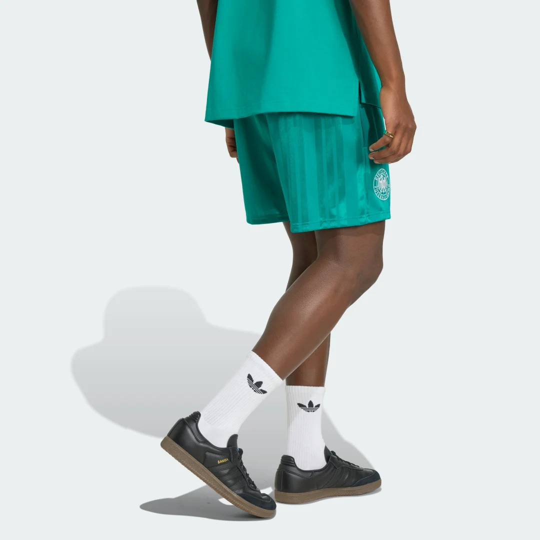 Detalle 2 de Pantalón corto EQT de Alemania de Adidas – verde