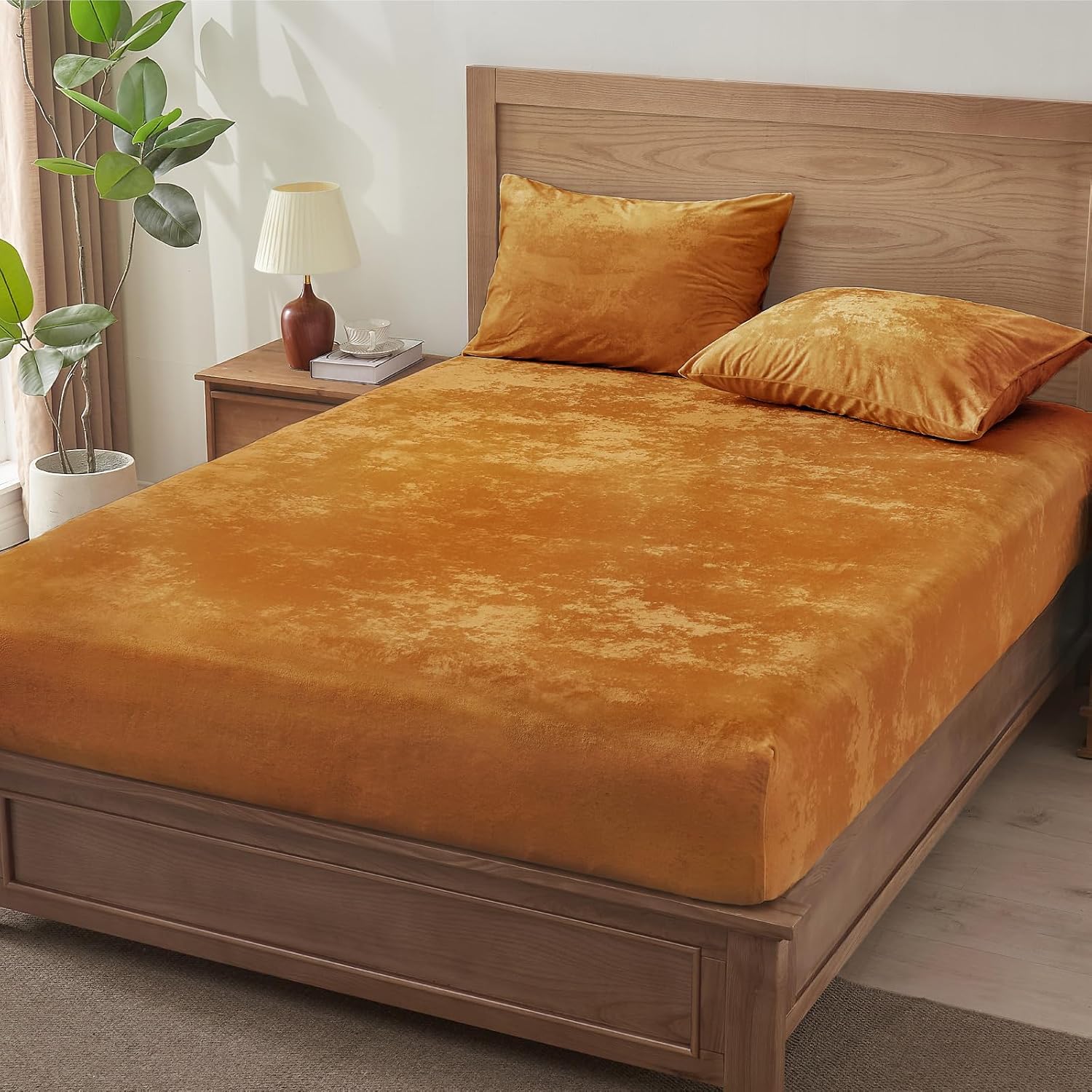 Detalle de BEDELITE Twin XL Velvet Fitted Sheet and Pillowcase Set, Burnt Orange