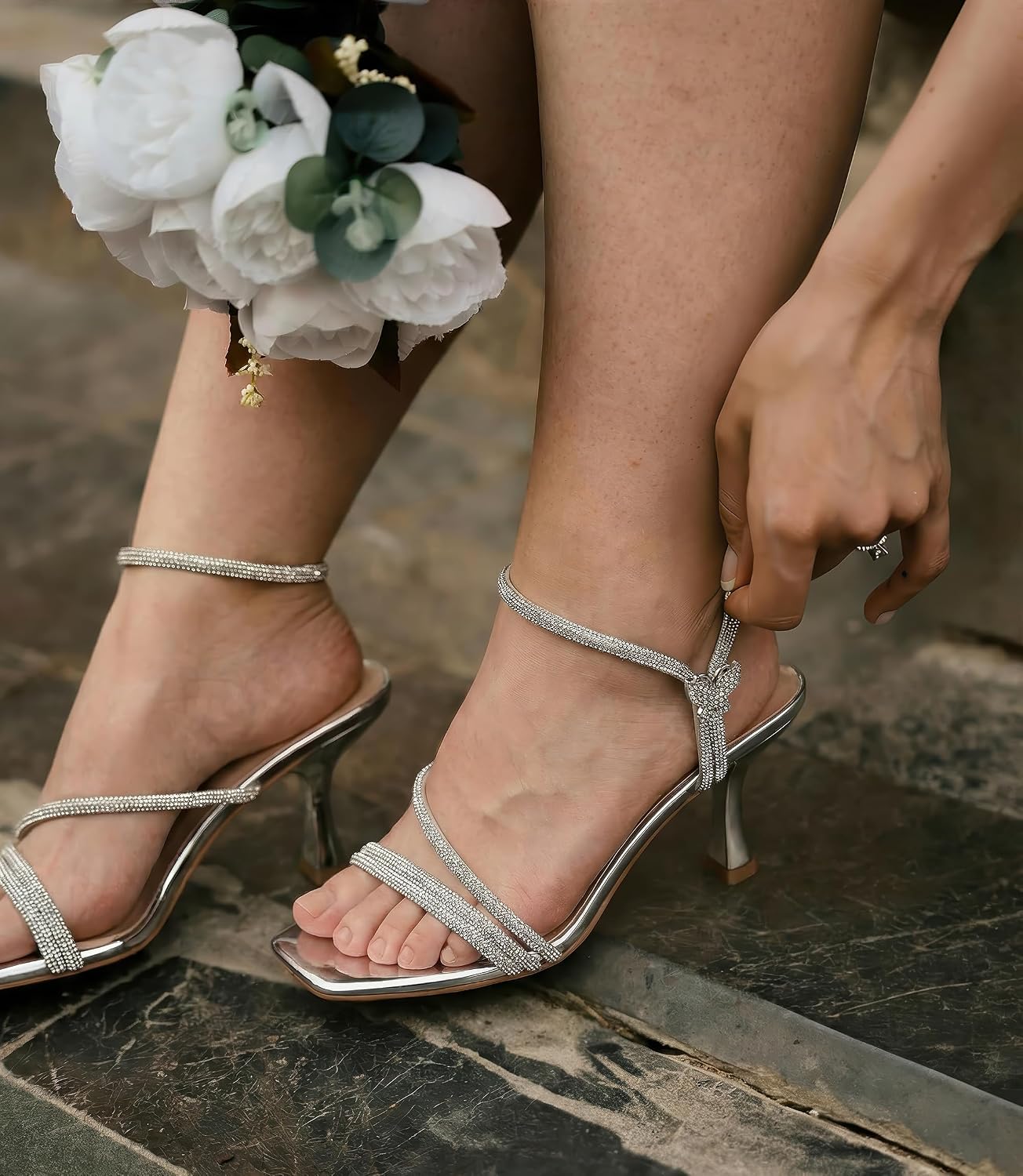 Detalle 2 de Viciously Vixen Women's Strappy Kitten Heels, Square-Toe Sandals with Ankle Strap