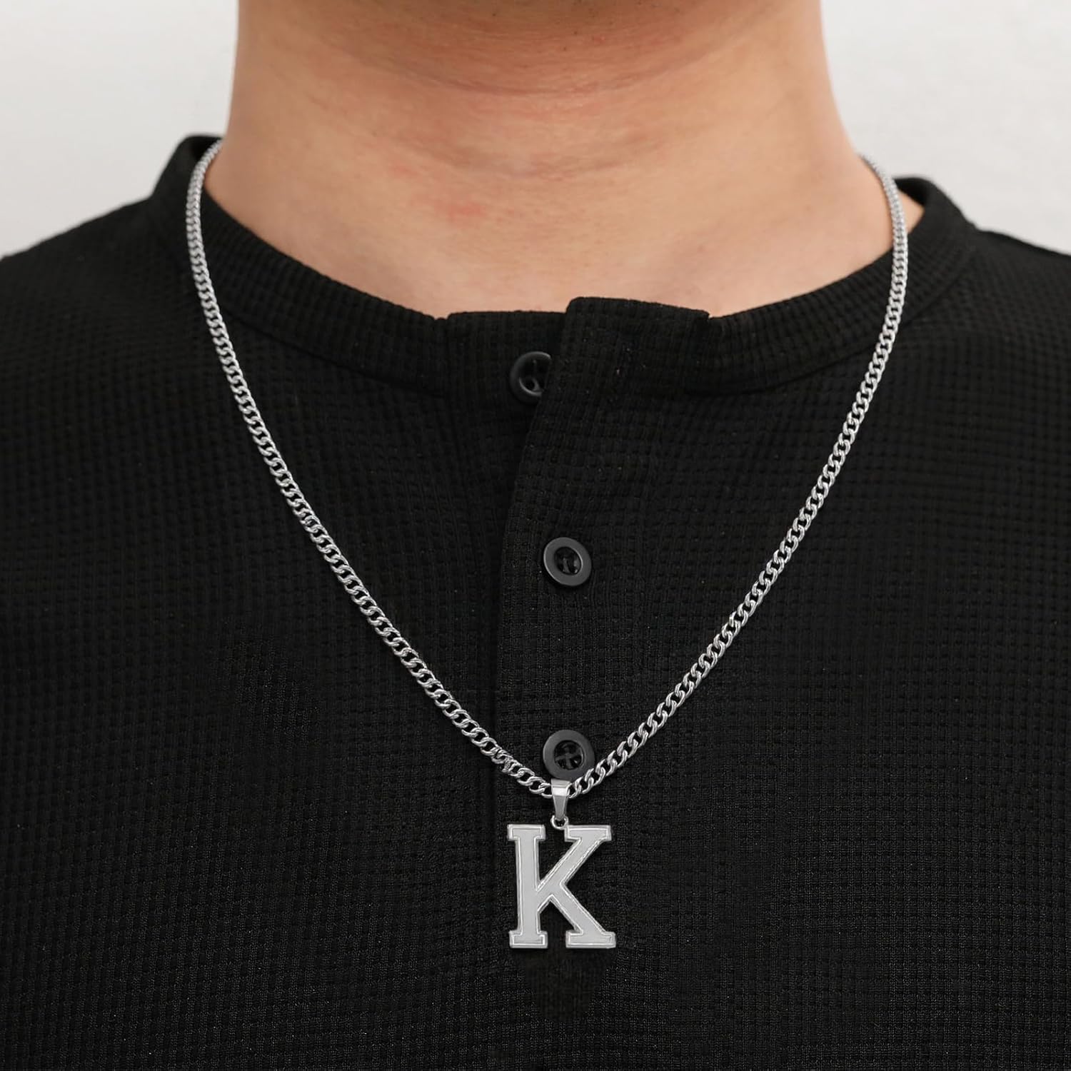 Detalle 2 de RWQIAN Mens Initial Necklace 60cm Stainless Steel with A–Z Pendant (Silver, Gold, Black) – Gift for Dad, Husband, Son