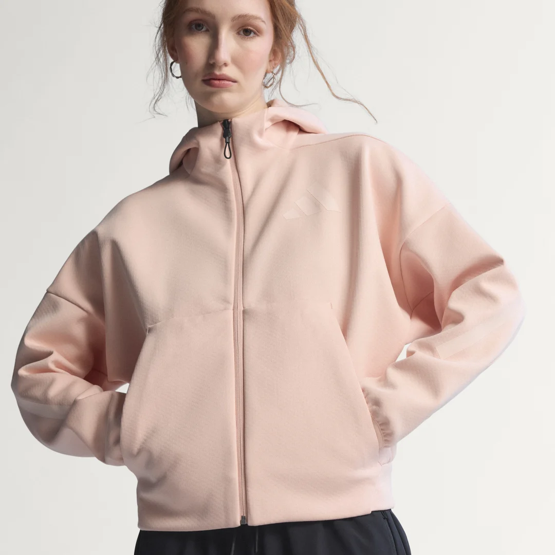 Detalle de Chaqueta con capucha adidas Z.N.E. en rosa