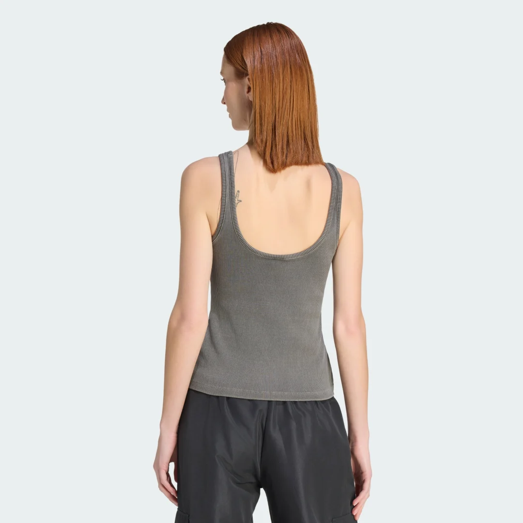 Detalle de Adidas Essentials Linear, camiseta de tirantes negra