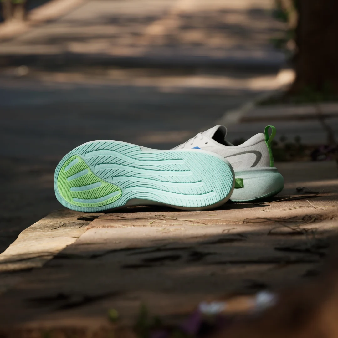 Detalle de Adidas Supernova Glide: zapatilla de running en blanco para entrenamientos diarios