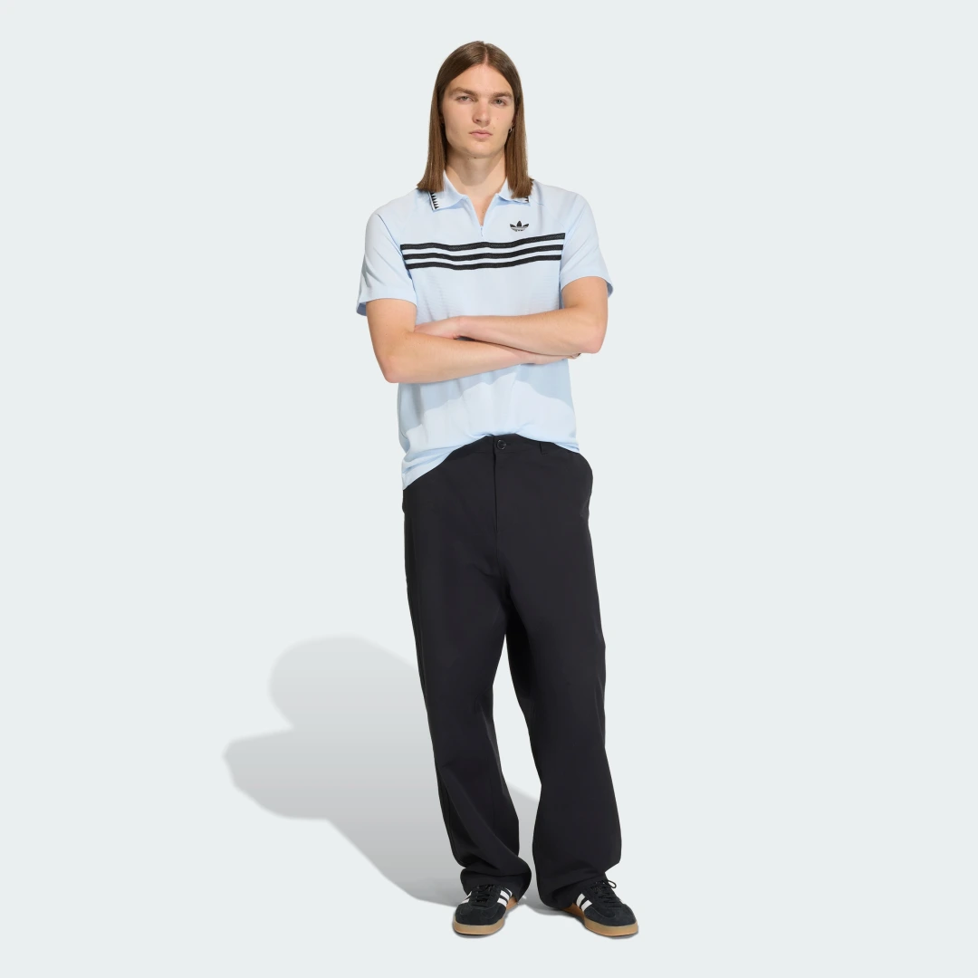 Detalle de Polo Chest Stripes Slim de Adidas: polo azul con rayas en el pecho