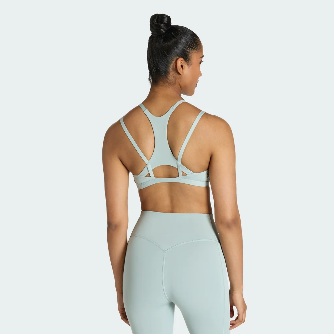 Detalle 2 de Sujetador de entrenamiento Optime con tirantes finos de Adidas – soporte ligero, pensado para poco impacto