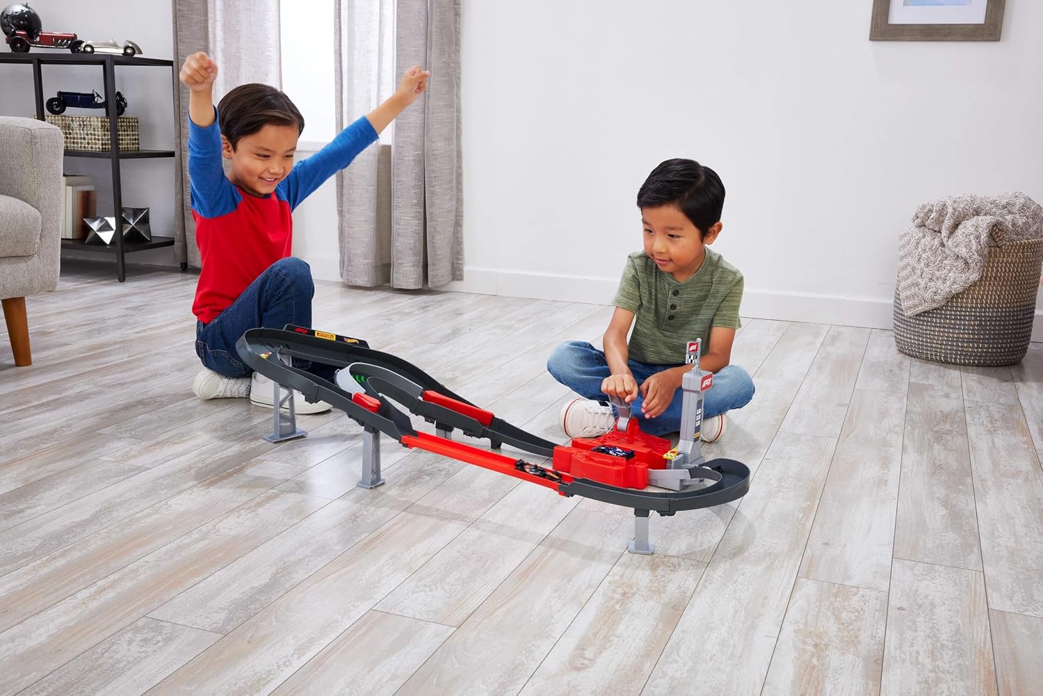 Detalle 2 de Hot Wheels Rennstrecke mit 3 1:64 Die-Cast Formel 1 Fahrzeugen – McLaren, Alpine & RB