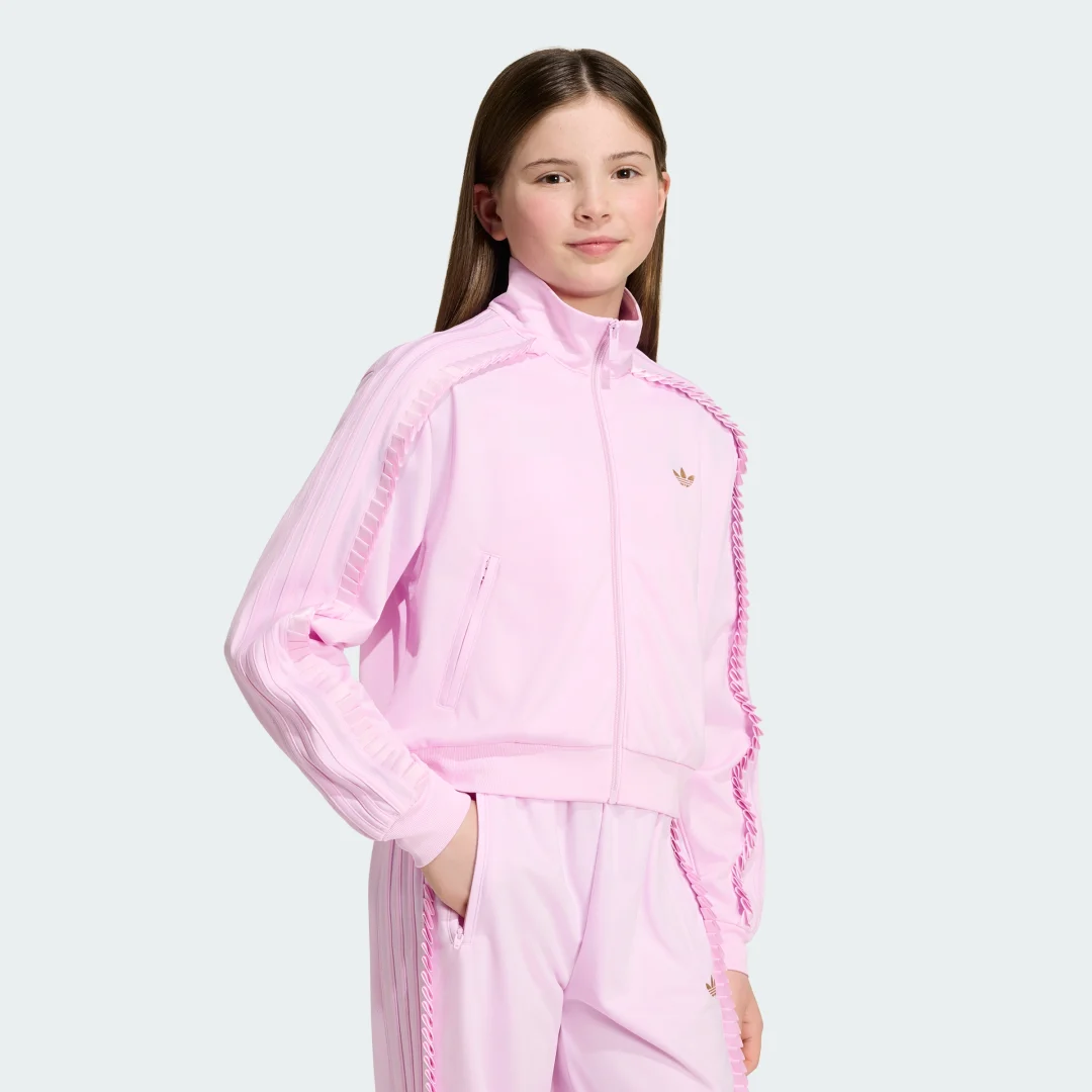 Detalle de SUDADERA FIREFBIRD LOOSE SHORT de Adidas: comodidad y estilo relajado para el día a día