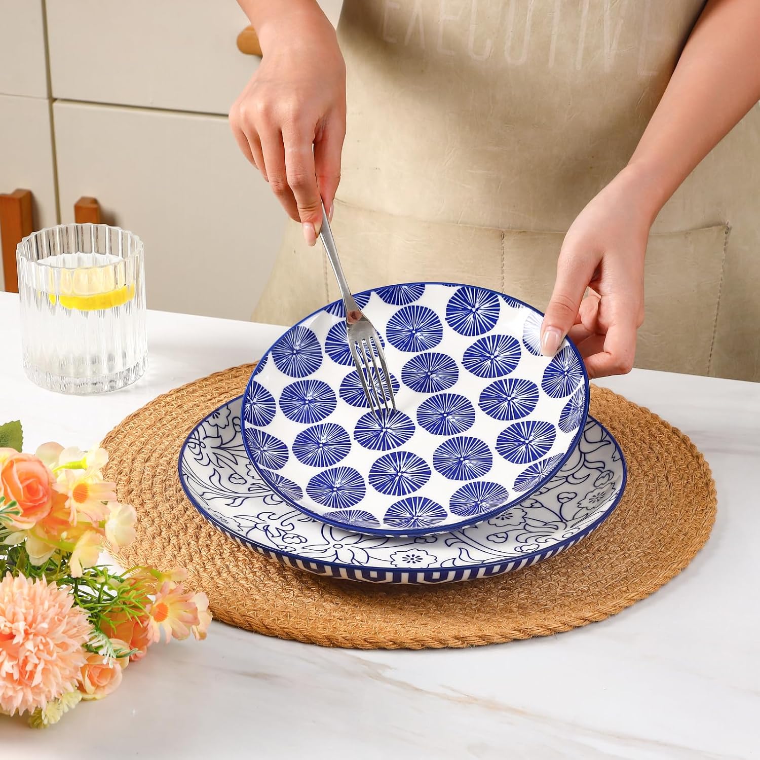 Detalle de Selamica 24-Piece Ceramic Dinnerware Set in Vintage Blue