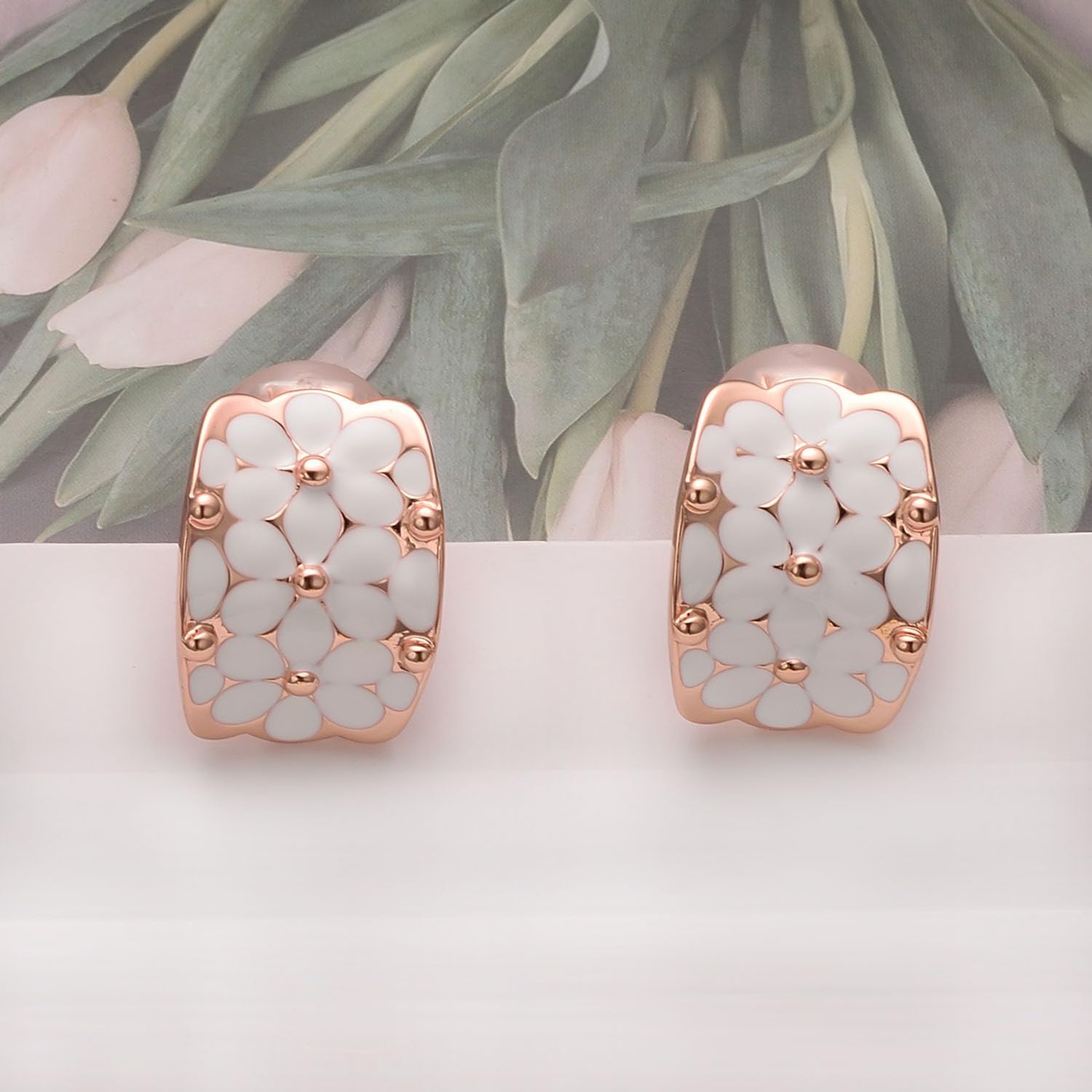 Detalle de Vissen Weiß Blumen Rosegold Ohrclips Damen – Roségold, weiße Blume, 20 mm